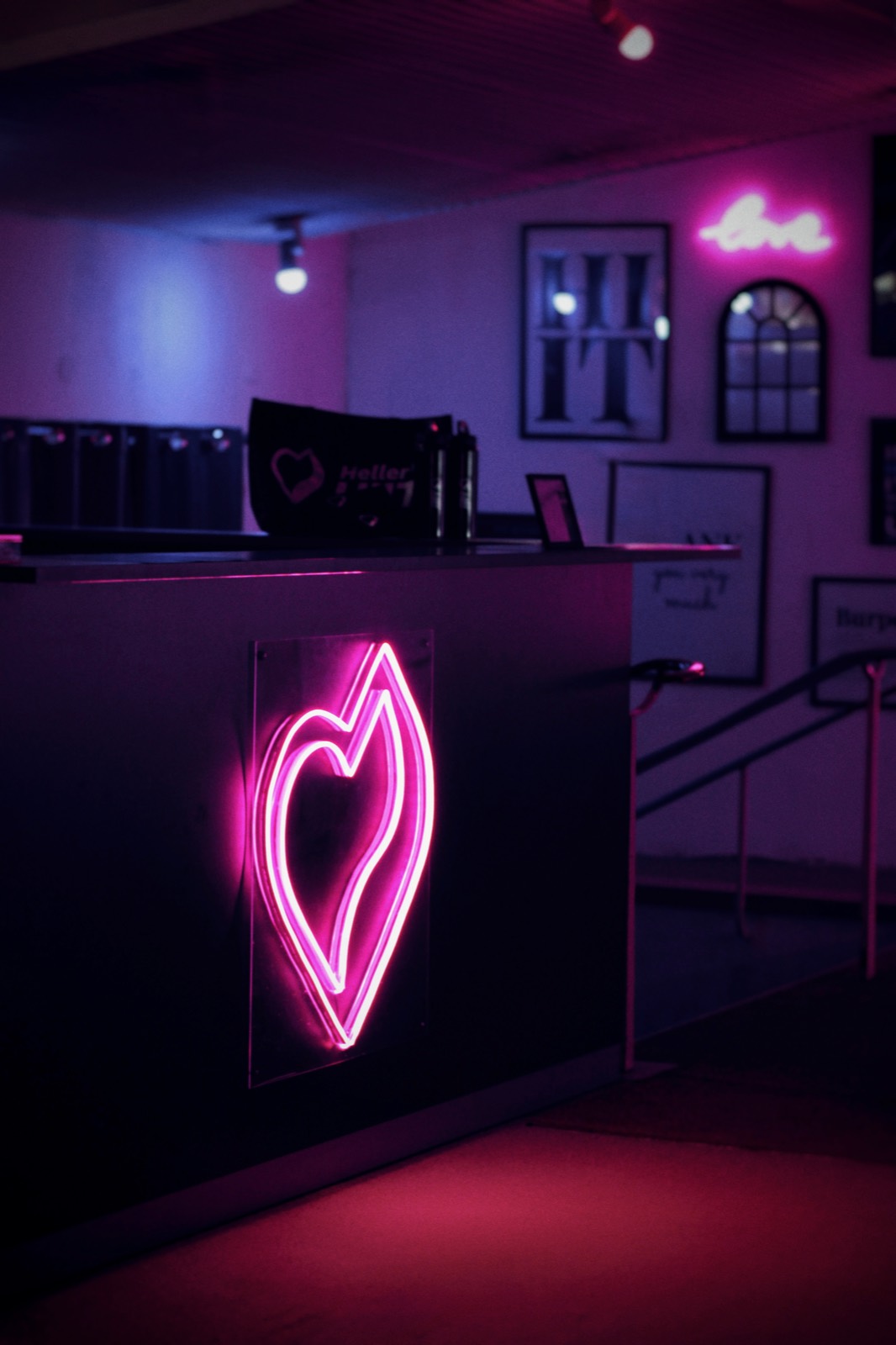 Der Empfangstresen im Studio mit dem Heller's-HIIT-Neonherz
