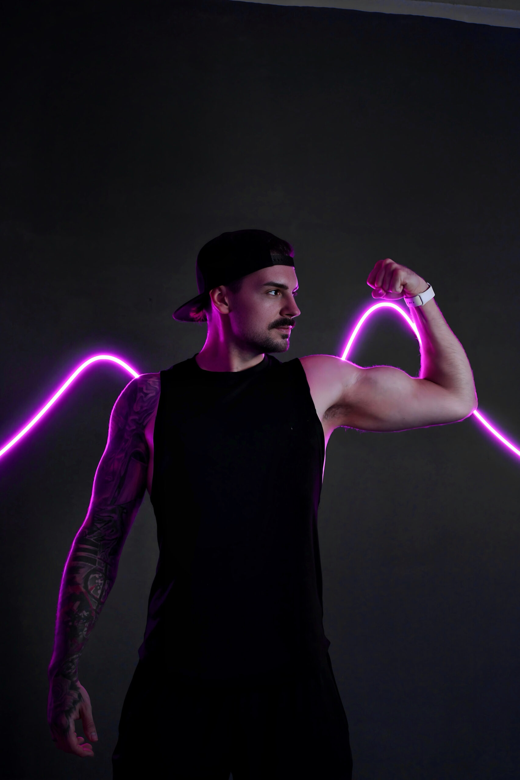 Marcel Heller vor der pinken Neonwelle im Studio